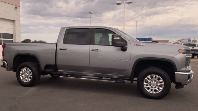 Used 2024 Chevrolet Silverado 2500 LT AWD/4WD image 3