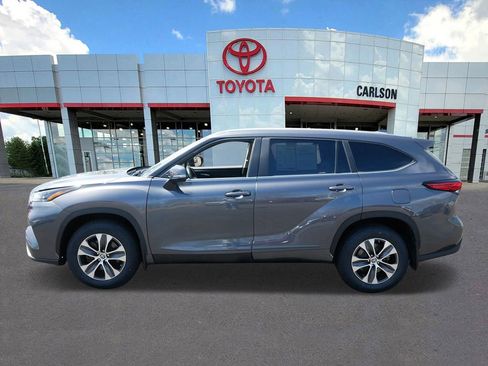 Used 2023 Toyota Highlander XLE AWD/4WD image 7
