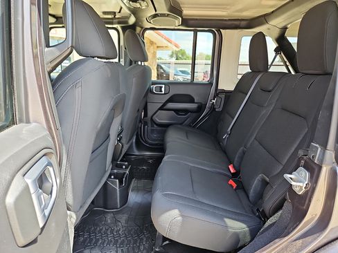 Used 2021 Jeep Wrangler Unlimited Sahara AWD/4WD image 9