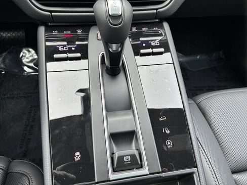 Certified 2026 Porsche Macan AWD/4WD image 28
