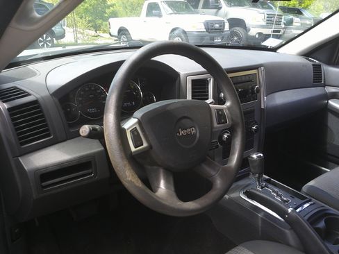 Used 2010 Jeep Grand Cherokee Laredo AWD/4WD image 14