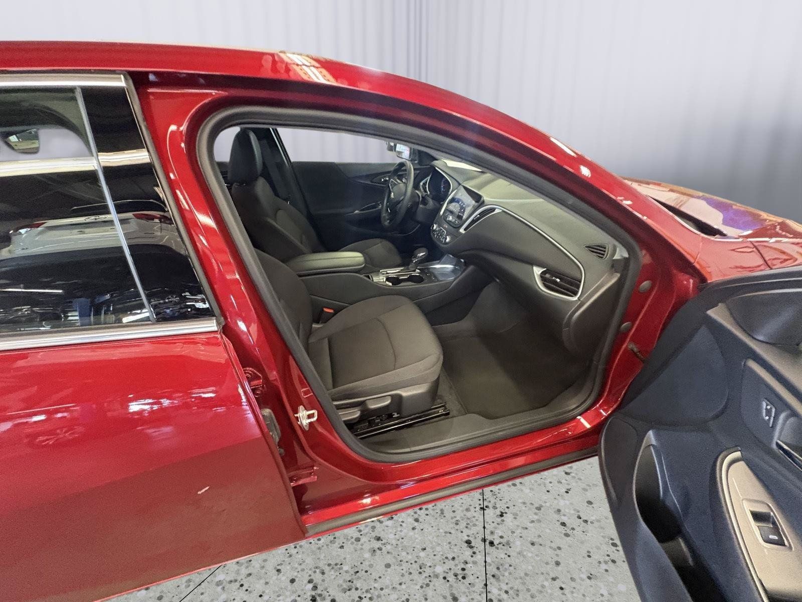 Used 2025 Chevrolet Malibu LT FWD image 16