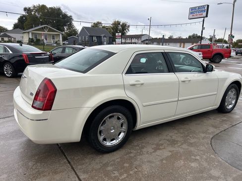 Used 2005 Chrysler 300 Touring image 8