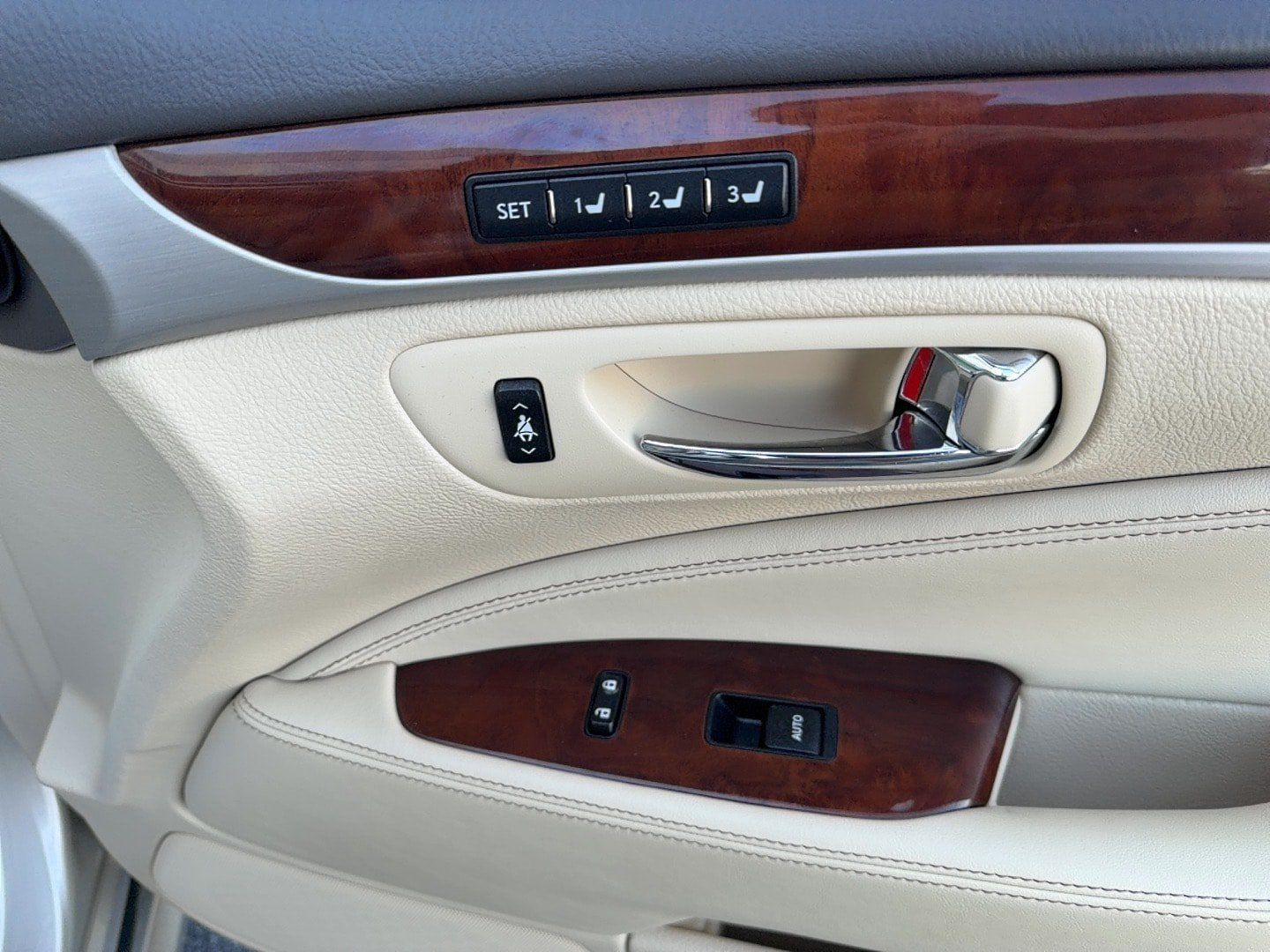 Used 2013 Lexus LS 460 L w/ All-Weather Pkg RWD image 22