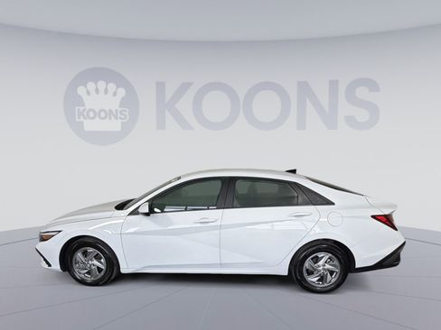 Used 2024 Hyundai Elantra SE image 2