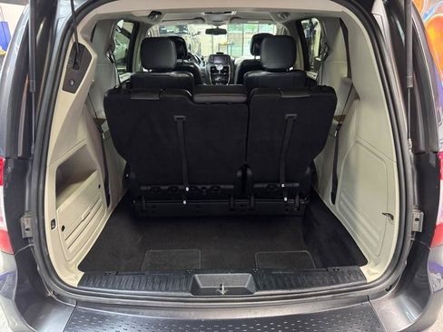 Used 2015 Chrysler Town & Country Touring w/ Driver Convenience Group FWD image 10