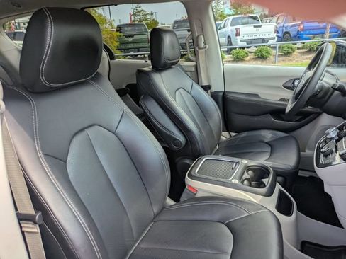 Used 2024 Chrysler Pacifica Touring-L FWD image 34