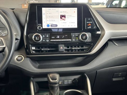 Used 2025 Toyota Highlander LE FWD image 17