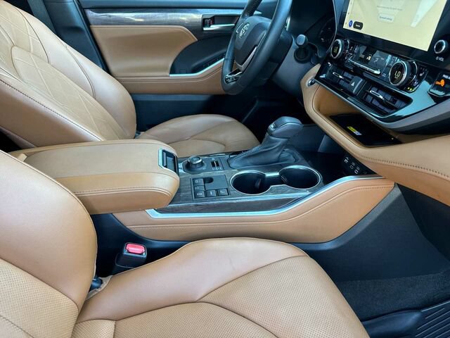 Used 2023 Toyota Highlander Platinum AWD/4WD image 19