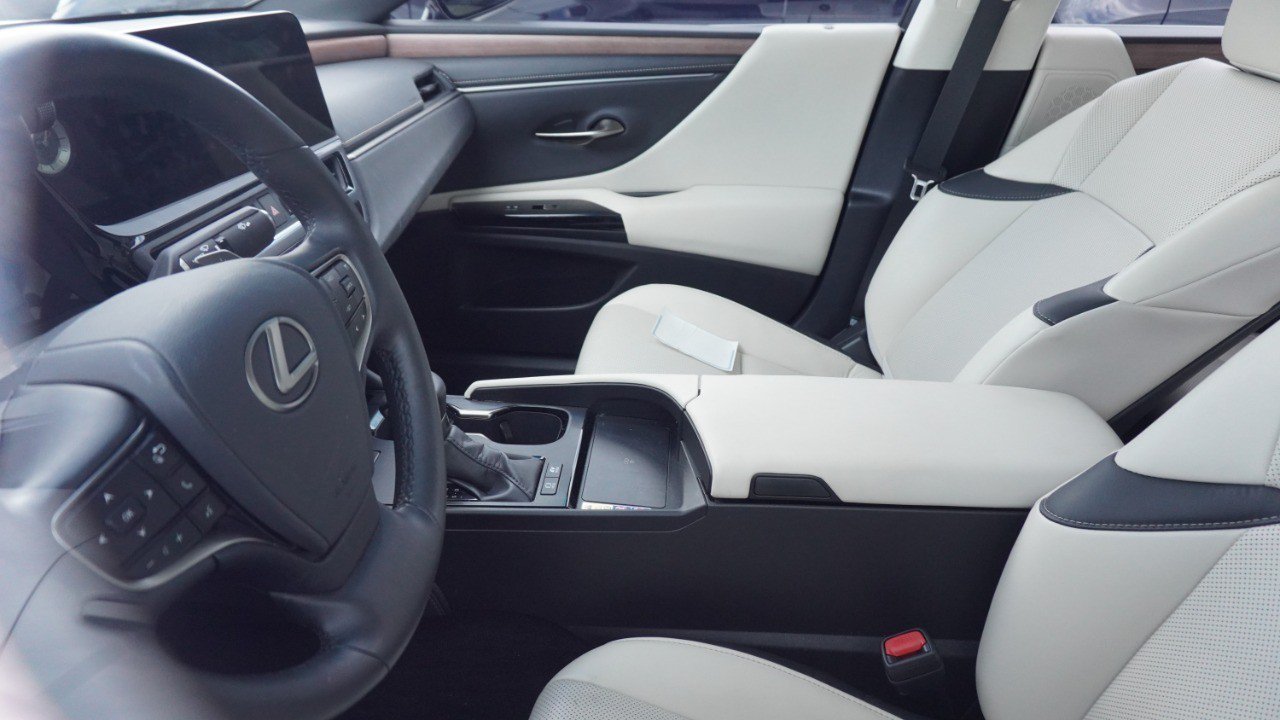 Certified 2025 Lexus ES 300h w/ Premium Package FWD image 9