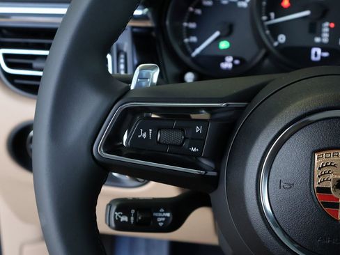 Used 2025 Porsche Macan image 28
