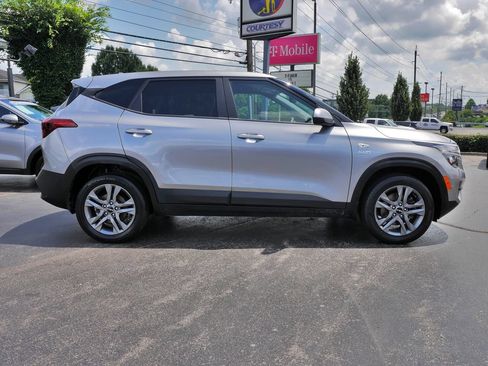 Used 2023 Kia Seltos LX AWD/4WD image 4
