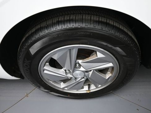 Certified 2025 Hyundai Elantra SE image 15