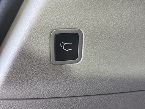 Used 2023 Chrysler Pacifica Touring-L FWD image 16