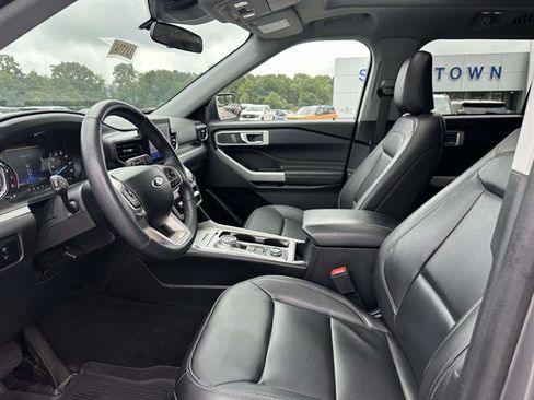 Used 2023 Ford Explorer XLT w/ Equipment Group 202A AWD/4WD image 13