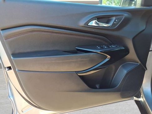 Used 2025 Chevrolet Trax RS w/ Sunroof Package FWD image 16