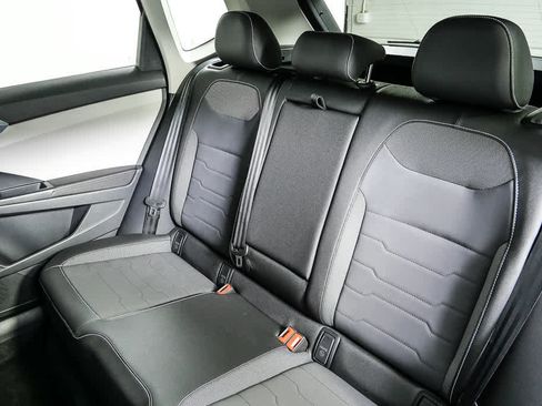Certified 2025 Volkswagen Taos SE w/ Panoramic Sunroof Package FWD image 21