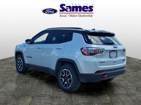 Used 2025 Jeep Compass Trailhawk AWD/4WD image 5