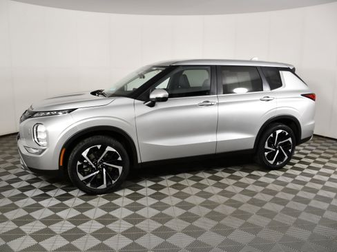 Used 2024 Mitsubishi Outlander SE image 9