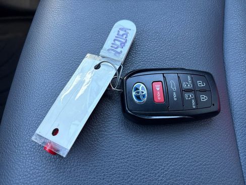 Used 2023 Toyota Sienna XSE image 33