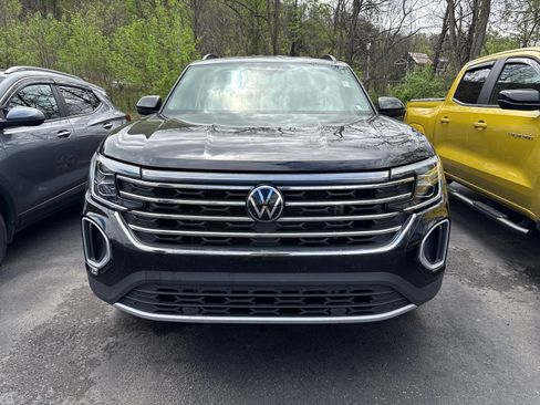 Used 2025 Volkswagen Atlas SE image 2