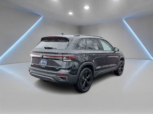 Certified 2025 Volkswagen Taos SE image 5