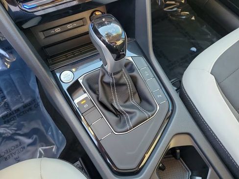 Certified 2025 Volkswagen Taos SE w/ Panoramic Sunroof Package FWD image 27