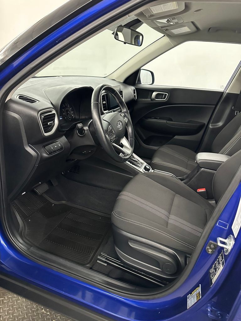 Used 2022 Hyundai Venue FWD image 10