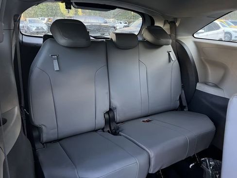 Used 2021 Toyota Sienna XLE image 29