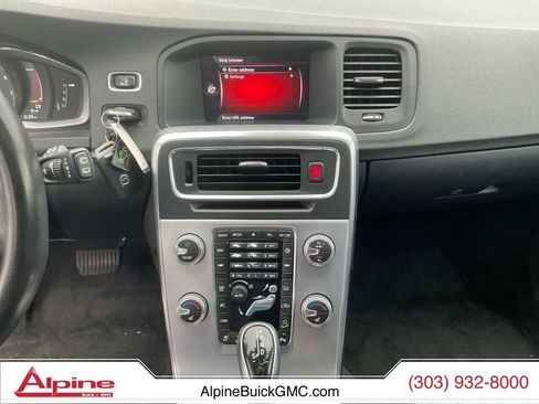 Used 2018 Volvo V60 T5 Cross Country image 11