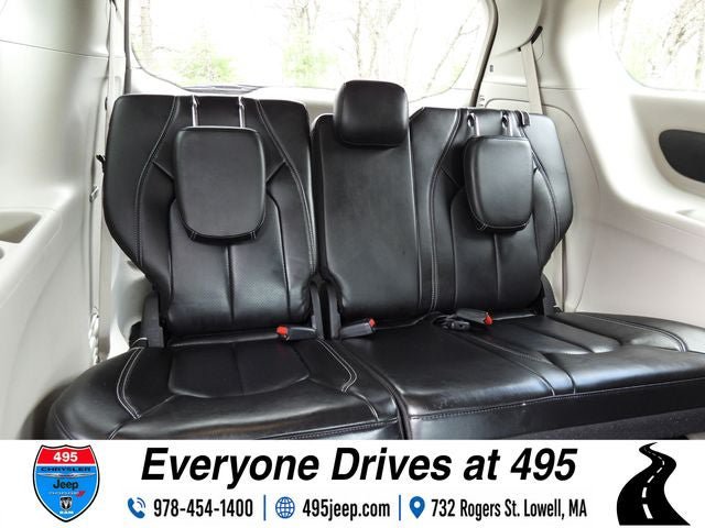 Used 2023 Chrysler Pacifica Touring-L FWD image 12