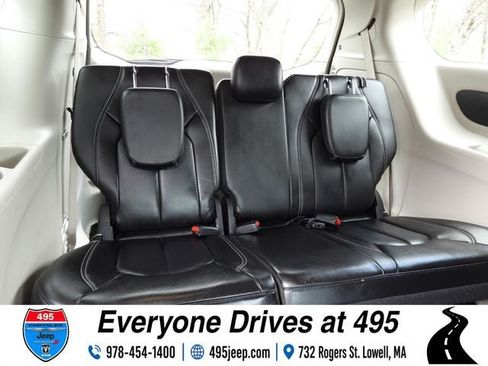 Used 2023 Chrysler Pacifica Touring-L FWD image 12