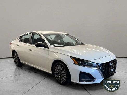 Used 2025 Nissan Altima 2.5 SV image 3