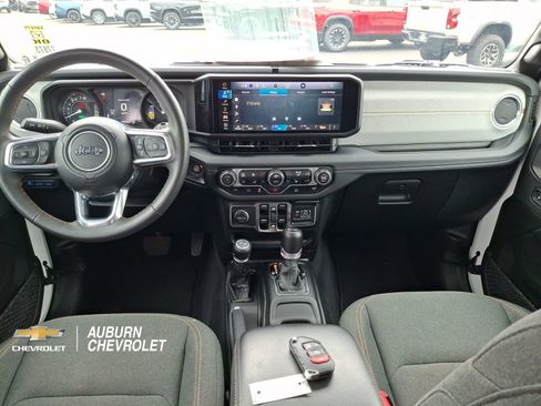 Used 2024 Jeep Wrangler Unlimited Sahara AWD/4WD image 9