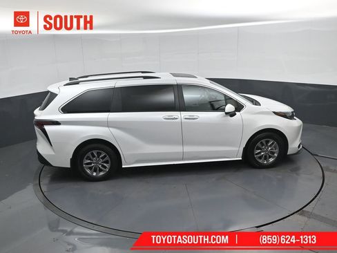 Used 2025 Toyota Sienna XLE FWD image 52