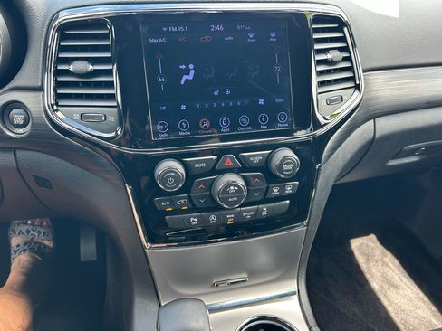 Used 2019 Jeep Grand Cherokee Altitude RWD image 3