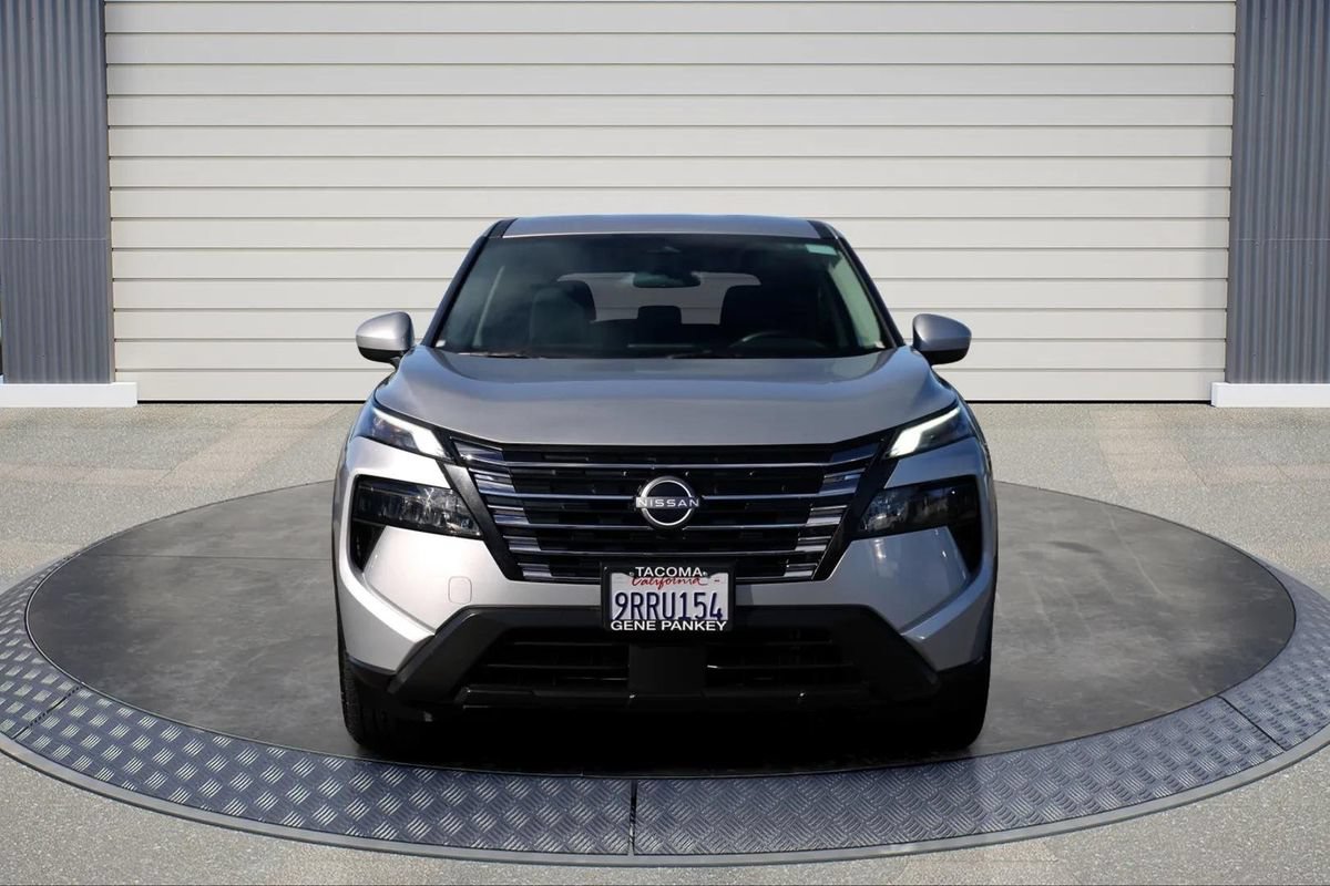 Used 2025 Nissan Rogue SV AWD/4WD image 2
