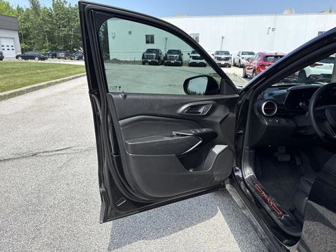 Used 2025 Chevrolet Trax RS w/ Sunroof Package image 9