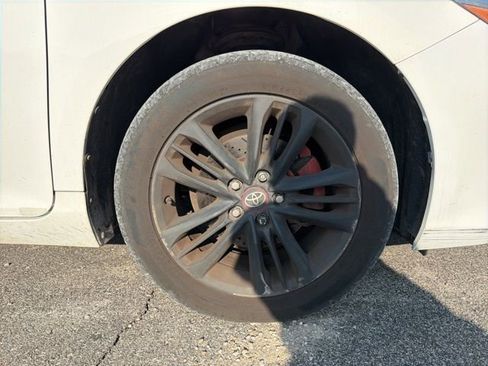 Used 2017 Toyota Camry SE w/ Moonroof Package image 10