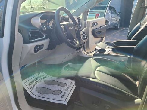 Used 2023 Chrysler Pacifica Touring-L FWD image 13