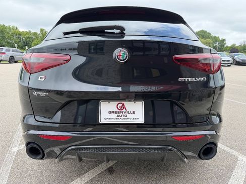 Used 2022 Alfa Romeo Stelvio Veloce AWD/4WD image 5