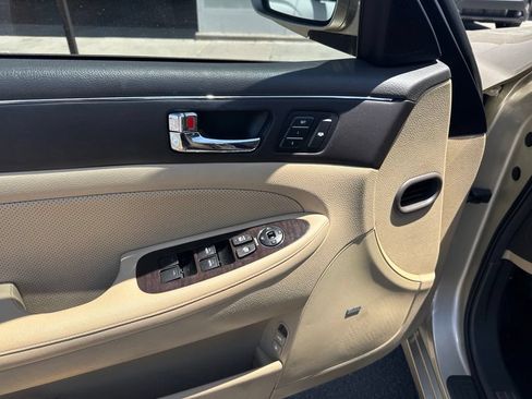 Used 2009 Hyundai Genesis 3.8 w/ Premium Plus Pkg 3 RWD image 8