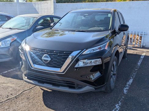 Used 2023 Nissan Rogue SV image 2