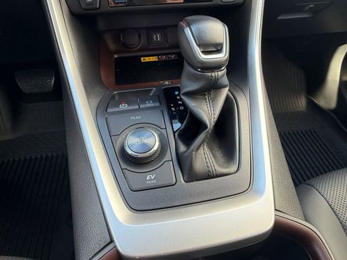 Used 2023 Toyota RAV4 Limited image 18