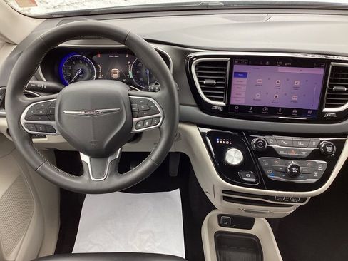 Used 2023 Chrysler Pacifica Touring-L image 5