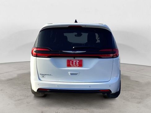 New 2026 Chrysler Pacifica Select image 5
