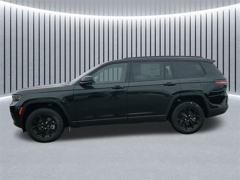 New 2025 Jeep Grand Cherokee L Laredo image 18