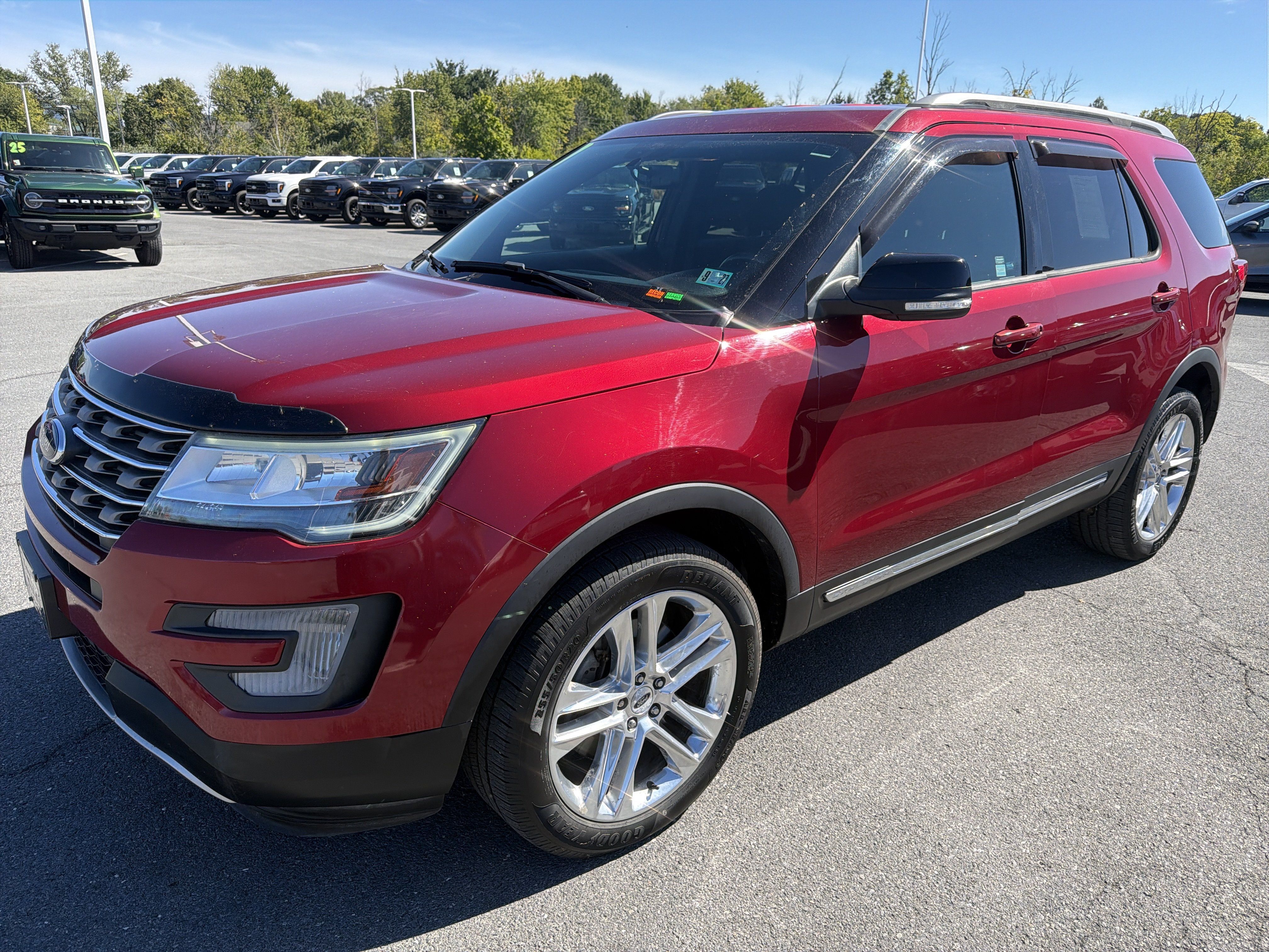 Used 2017 Ford Explorer XLT w/ Equipment Group 201A AWD/4WD image 8
