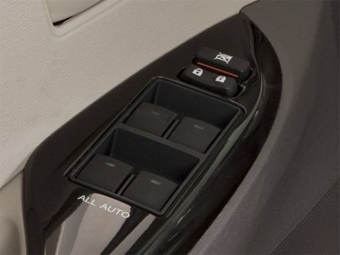 Used 2013 Toyota Sienna XLE FWD image 13