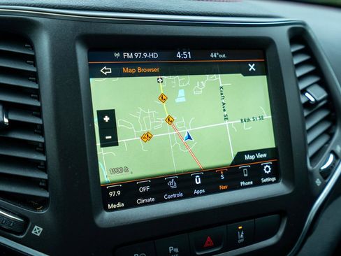 Used 2020 Jeep Cherokee Trailhawk AWD/4WD image 29